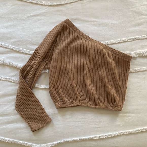 One Shoulder Sweater - Picture 2 of 8